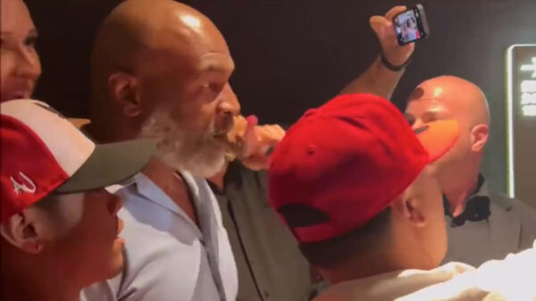 Vrouw tegen Mike Tyson: "Hey, ruik eens aan mijn vinger!"