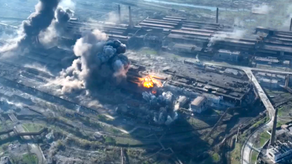 Dronebeelden vrijgegeven van Russisch bombardement op de staalfabriek in Marioepol