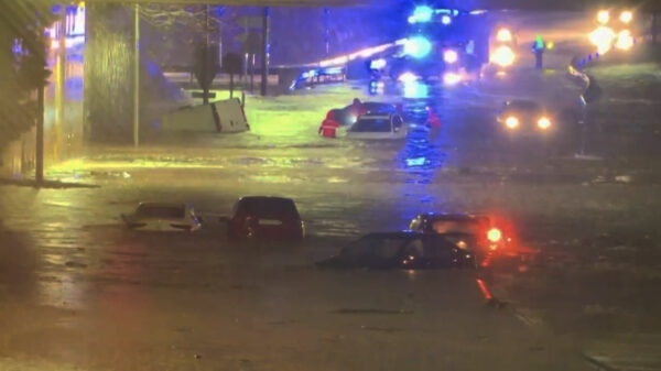 Recordbrekende regenval laat delen van Spaanse gemeente Valencia volledig onderlopen