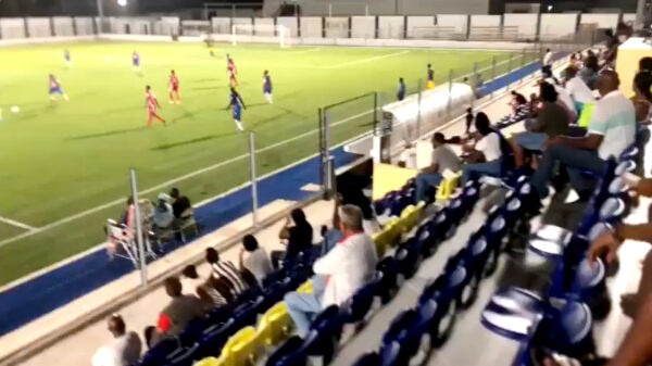 Bizarre beelden: voetballer op Curaçao vlak voor de wedstrijd doodgeschoten