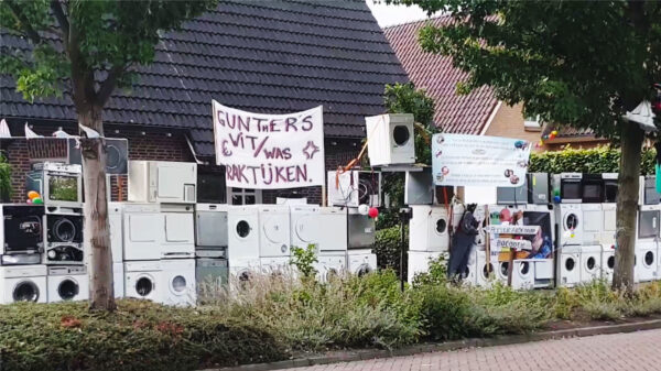 Ex-collega's dumpen 50 wasmachines in de voortuin van een jarige Abraham