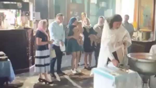 Orthodoxe priester gebruikt iets teveel geweld bij het dopen van een baby