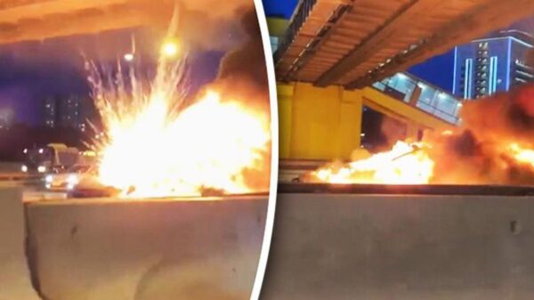 Autopilot van Tesla faalt, knalt op takelwagen en explodeert op een drukke weg in Moskou