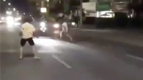 WTF: bezopen Australische toerist trapt random Balinees van zijn motor