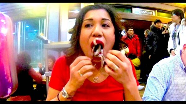 Amerikaanse vrouw werkt een levende octopus smakelijk naar binnen