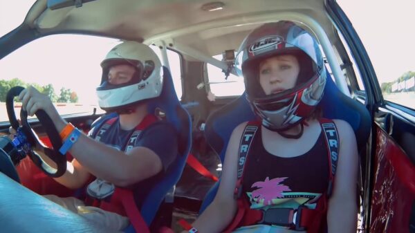 Omdat 'ie weer voorbij scheurt: vriendin met zwakke maag mag een stukje meerijden