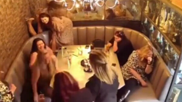 Lekker avondje met de meiden eindigt klemvast achter de bank