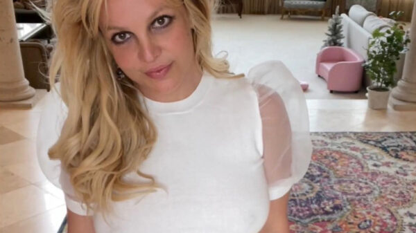 Britney Spears gaat naakt tuinieren én heeft een nieuw hondje