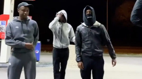 Stoere drillboys gaan los op Kabouter Plop en K3 bij een tankstation