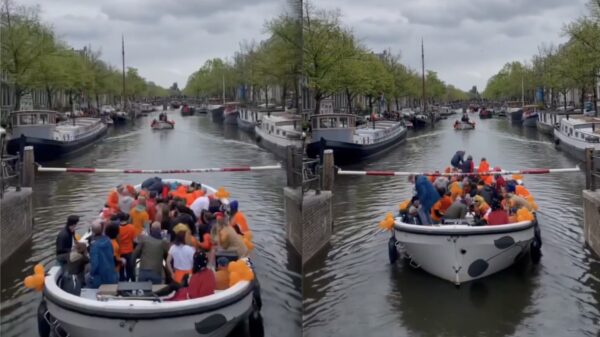Henk wilde geen oranje outfit aan tijdens Koningsdag en dus kon hij een nat pak halen