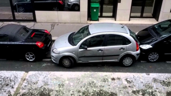 Franse mademoiselle weet haar bumpers goed te gebruiken tijdens het inparkeren