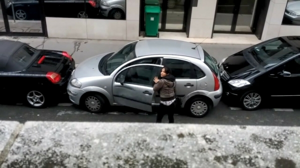 Franse mademoiselle weet haar bumpers goed te gebruiken tijdens het inparkeren