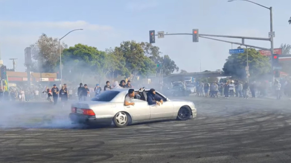 Meeloper in truttige Kia meteen de sigaar als hij ook wat donuts probeert te maken