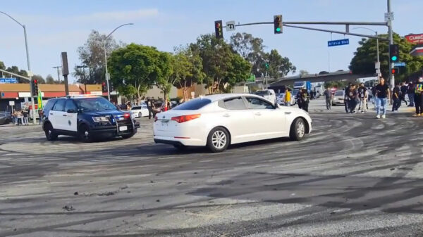 Meeloper in truttige Kia meteen de sigaar als hij ook wat donuts probeert te maken