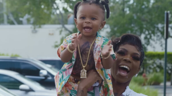 Moeder heeft last van online haat omdat ze haar 1-jarige koter laat voltatoeëren