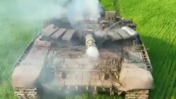 David Attenborough weet uiterst treffend een gesloopte Russische tank te beschrijven