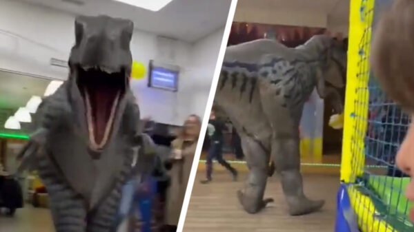 Ouders van het jaar bezorgen koters trauma met dino op verjaardagsfeestje
