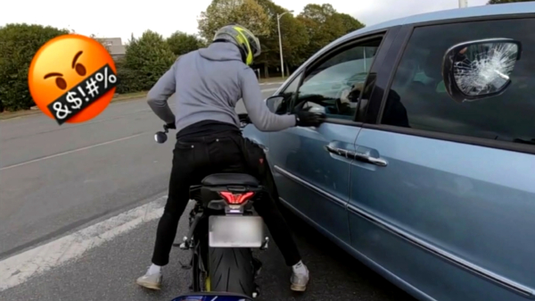 Franse motorrijder slaat zijspiegel van auto tijdens vulgaire straatruzie