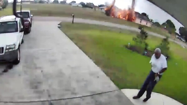 Deurbelcamera legt knetterharde blikseminslag bij de overbuurman vast