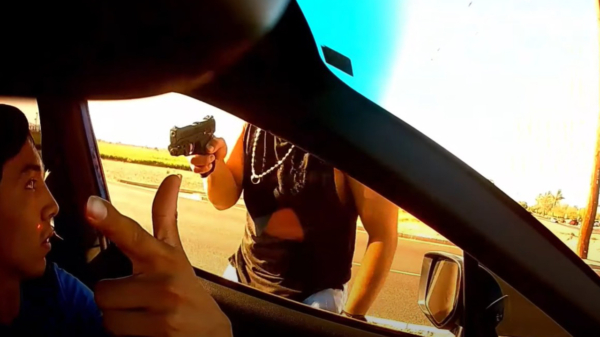 Dashcambeelden van een automobilist die tijdens road rage onder schot wordt gehouden