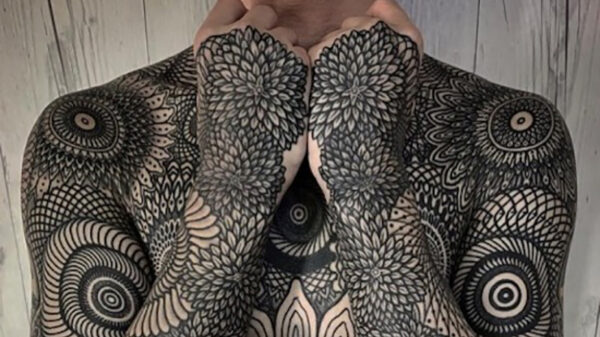 Liefhebbers van tatoeages komen weer volledig aan hun trekken (92)