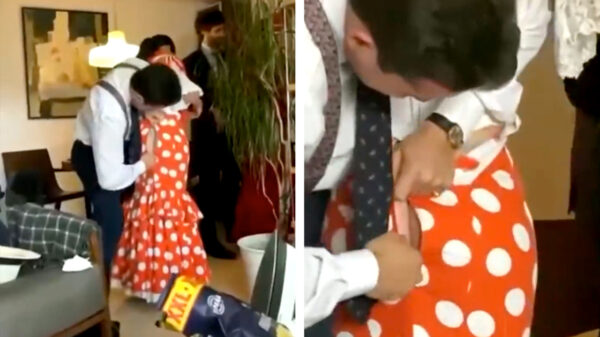 Kan iemand deze dame haar misschien in d'r iets te strakke jurk hijsen?