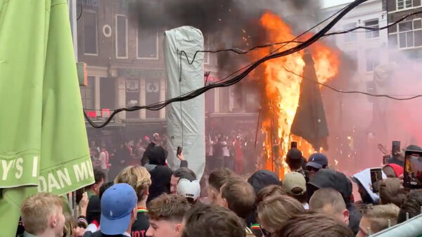 Leidseplein stroomt vol met Ajaxfans, eerste parasol al in de fik