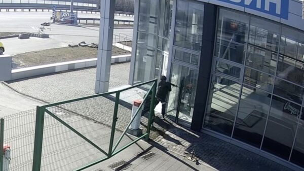 CCTV: Russische soldaten schieten Oekraïense burgers koelbloedig in de rug