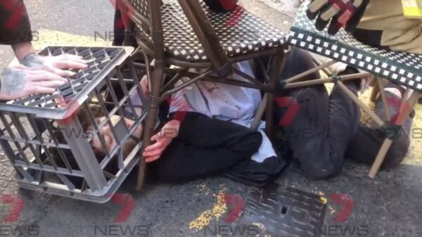 "Verwarde man" in Sydney steekt random mensen neer, omstanders overmeesteren hem