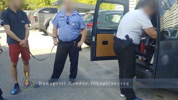 Hoppa. Hongaarse politie vindt ook nog een grote hoeveelheid drugs in auto Nederlandse Sziget-gangers