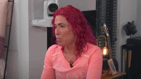 Deze dame in LLDL begint tijdens het diner doodleuk over haar kakgewoontes