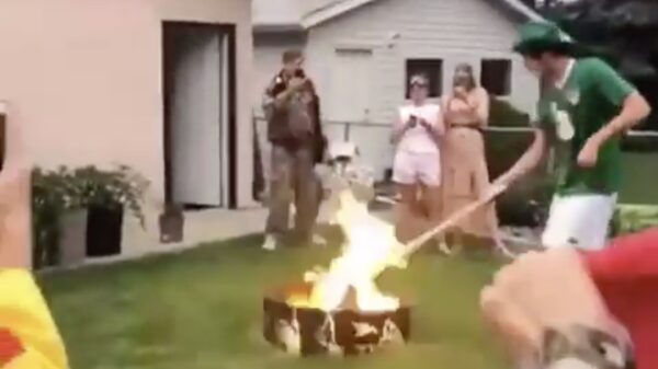 Een vuurkorf aansteken met een fakkel is nog knap lastig