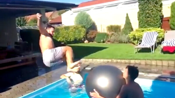 Hou jij die bal goed vast, dan spring ik er met een dubbele karatetrap op!