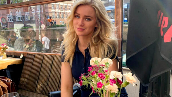 Smeerwappie Eva Vlaardingerbroek: het is tijd voor een vaccinvrije en zonnebrandloze zomer!