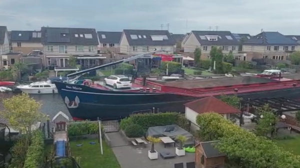 Bestuurder vrachtschip wordt onwel en veroorzaakt enorme puinhoop in woonwijk Leeuwarden