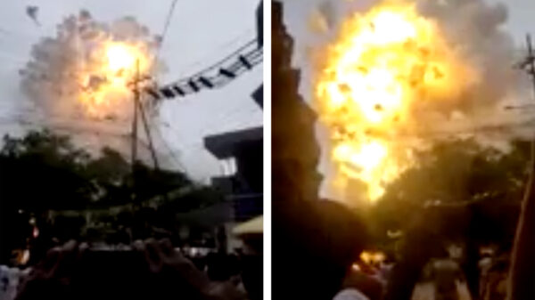 In India knallen ze hun complete voorraad vuurwerk in één keer de lucht in