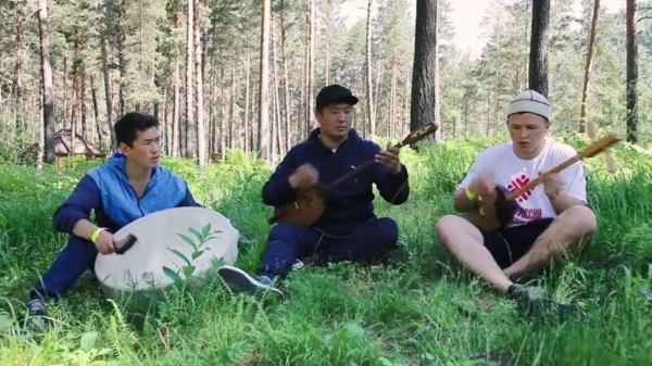 Drie Mongolen doen een lekker nummertje in het bos