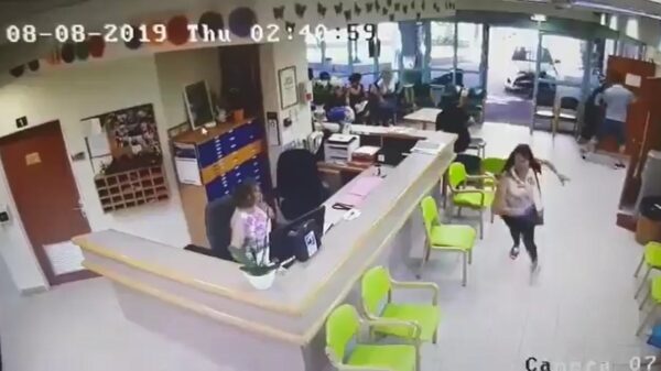 Bejaarde vrouw verliest controle over auto en jakkert verpleeghuis in