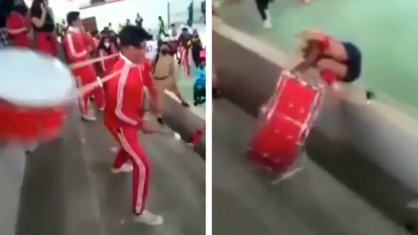 Trommelbink probeert indruk op de cheerleaders te maken