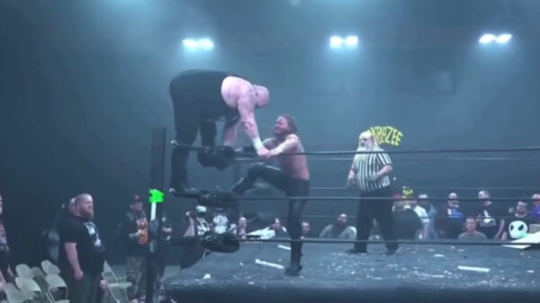 Het bewijs dat scheidsrechter zijn bij een worstelwedstrijd niet zonder gevaar is