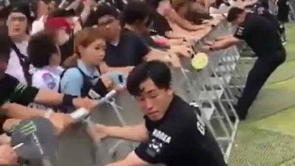 Beveiliging heeft handen vol aan bende headbangers