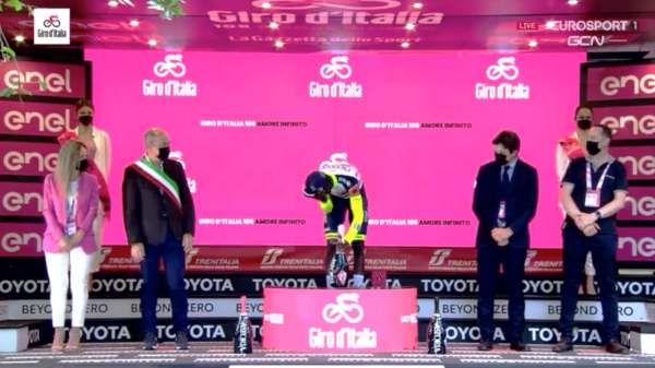 Auw: Giro-etappewinnaar Biniam Girmay knalt kurk van fles prosecco keihard in zijn oog en moet afstappen
