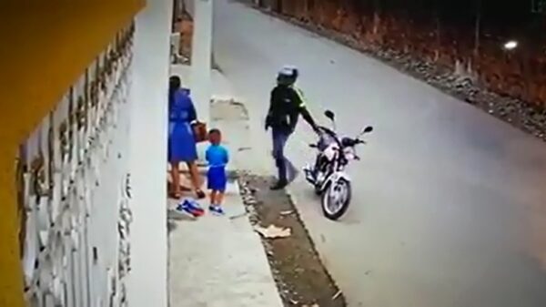 Politie is snel ter plaatse om laffe tasjesdief in zijn kraag te pakken