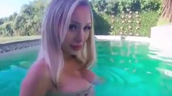 Handig trucje om je bikinitopje aan te trekken