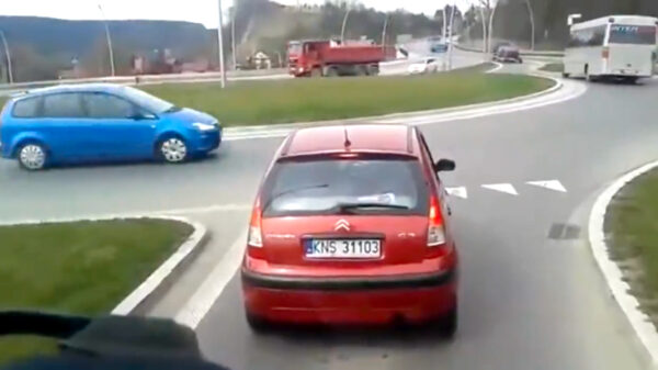 Kan iemand deze persoon even vertellen hoe je een rotonde moet nemen?