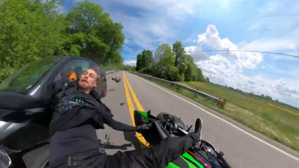 Motorrijder filmt dankzij onoplettende automobilist zijn eigen keiharde crash