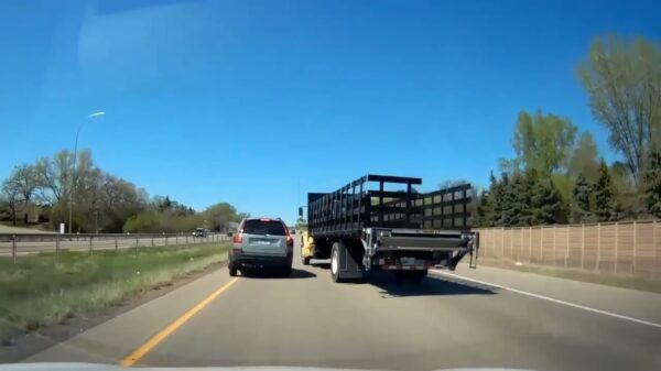 Automobilist wil road ragen maar krijgt een portie karma van vrachtwagenchauffeur