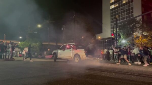 Kerel wordt tijdens het donuts draaien uit een pickup gebonjourd