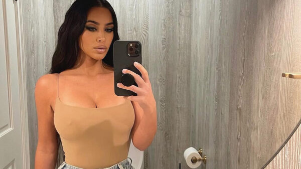 Het Kim Kardashian schittert met haar 'amperbroekje' in de Sports Illustrated Swimsuit editie 2022
