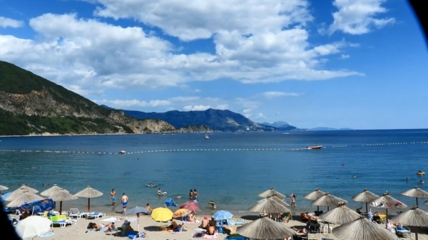Gluurbuur is op het strand in Montenegro om zijn nieuwe camera te testen